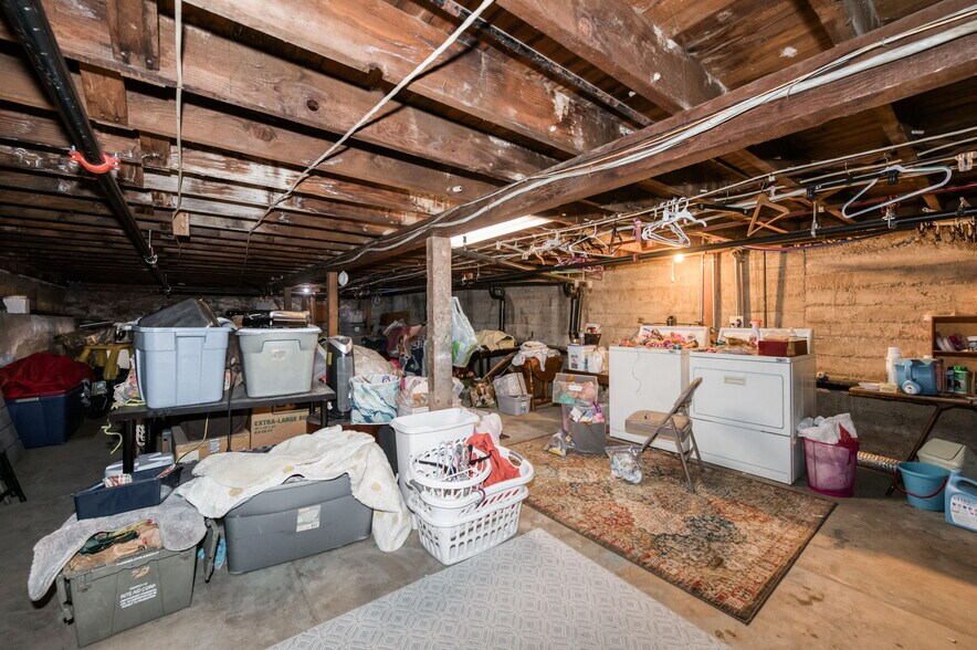 More Photos Of 137 N L St, Dinuba Storefront Retail Residential For Sale