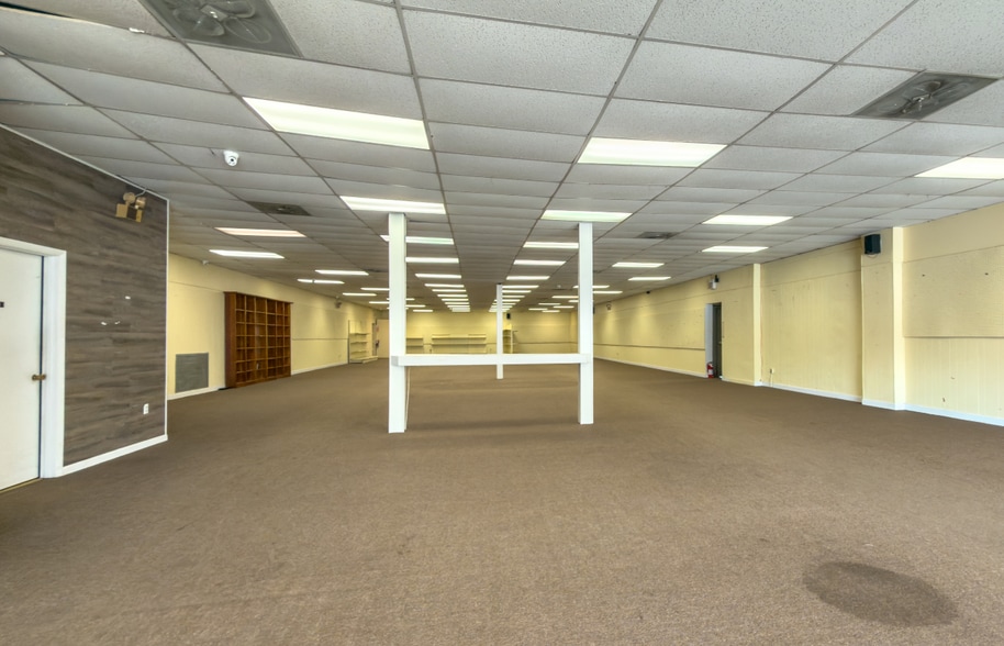 More Photos Of 6712 Williamson Rd, Hollins Freestanding For Sale
