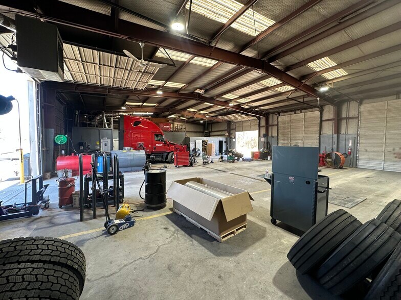 More Photos Of 2300 Texoma Dr, Denison Industrial For Lease