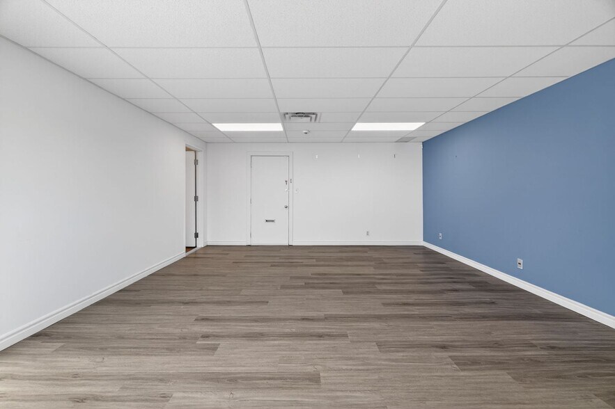 More Photos Of 256-260 Church St, Oakville Storefront Retail Office For Lease