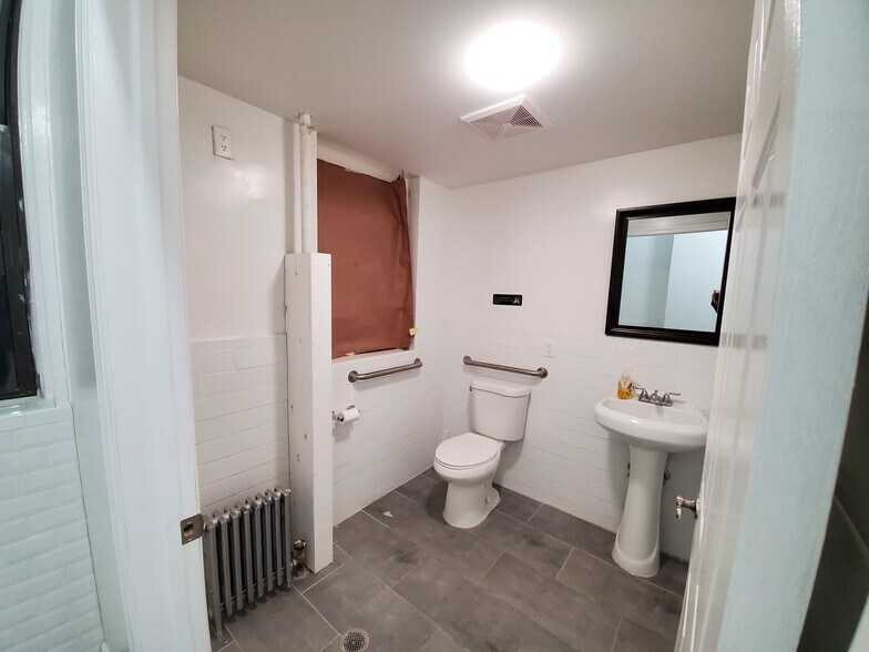 More Photos Of 122 Bedford Ave, Brooklyn Storefront Retail Residential For Lease