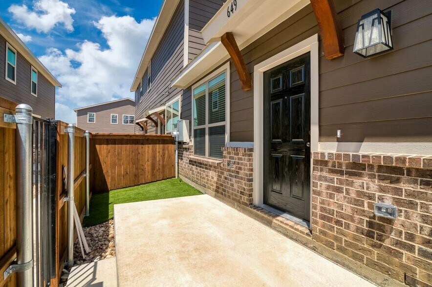 More Photos Of 640 Fallow Dr, Venus Multifamily For Sale