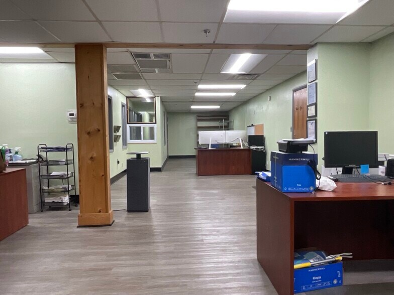More Photos Of 207 W Hampton Ave, Capitol Heights Warehouse For Lease