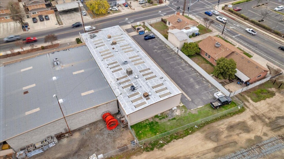 More Photos Of 1027 W Murray Ave, Visalia Service For Sale