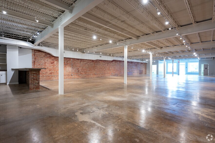 More Photos Of 325 N Main St, High Point Office For Sale