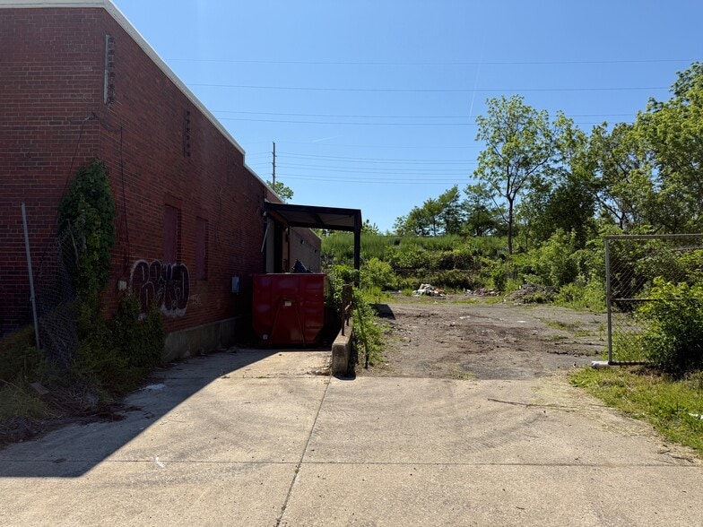 More Photos Of 1766 E 133rd St, East Cleveland Warehouse For Lease
