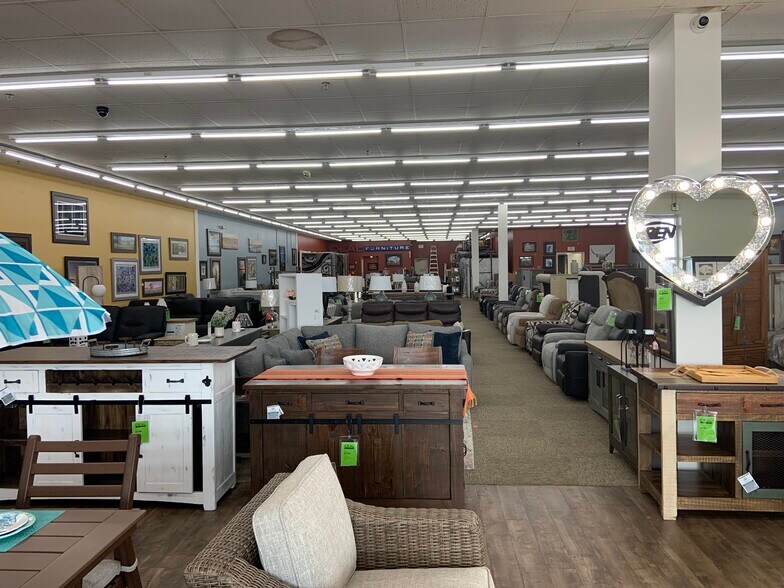 More Photos Of 2241 Main St, Green Bay Freestanding For Lease