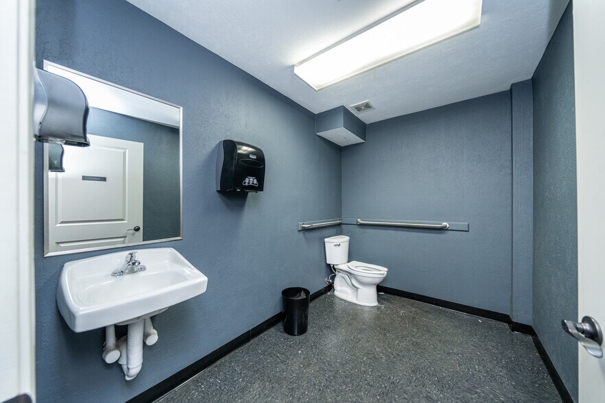 More Photos Of 2103 E SH 31, Kilgore Warehouse For Lease