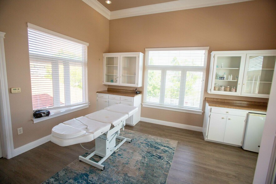 More Photos Of 2110 Railroad Ave, Redding Medical For Sale