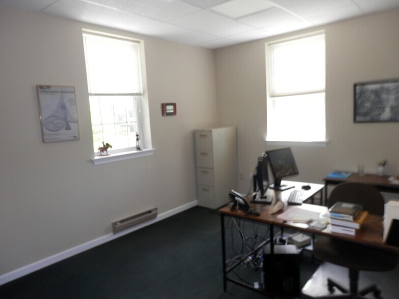 More Photos Of 103 Chesley Dr, Media Office For Lease