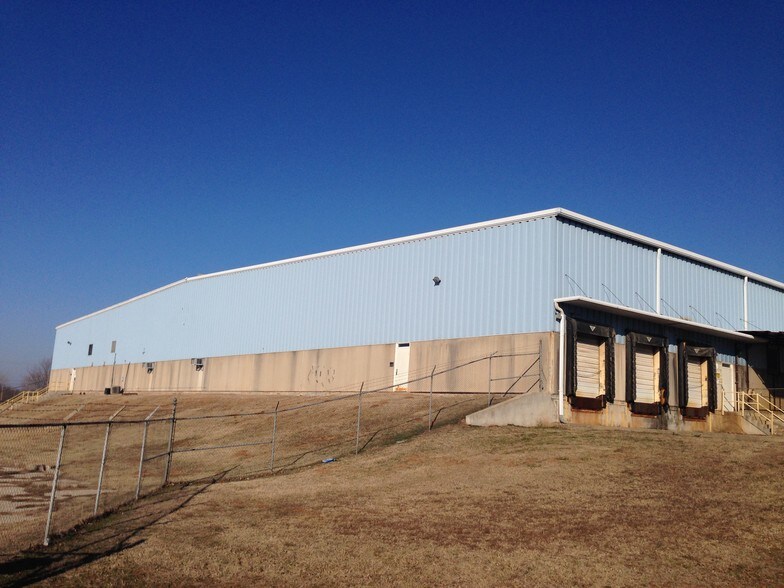 More Photos Of 400 N Harvey St, Seminole Manufacturing For Lease