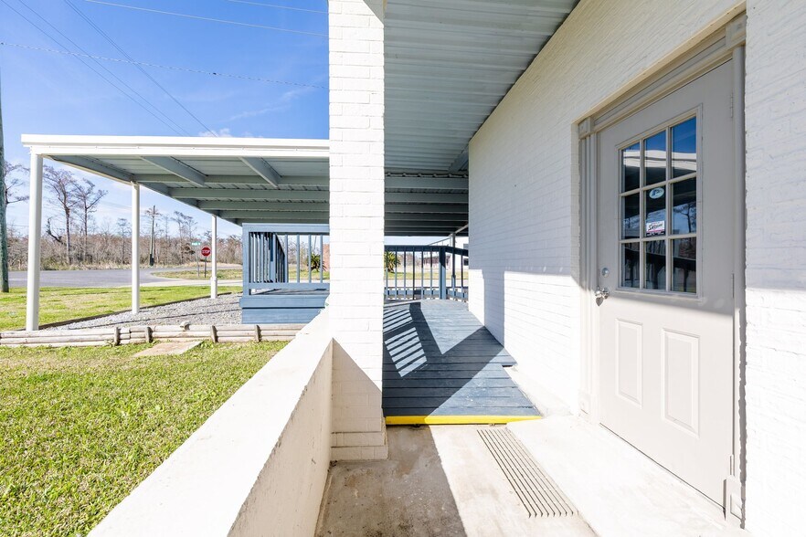 More Photos Of 101 Menard Rd, Houma Light Manufacturing For Lease