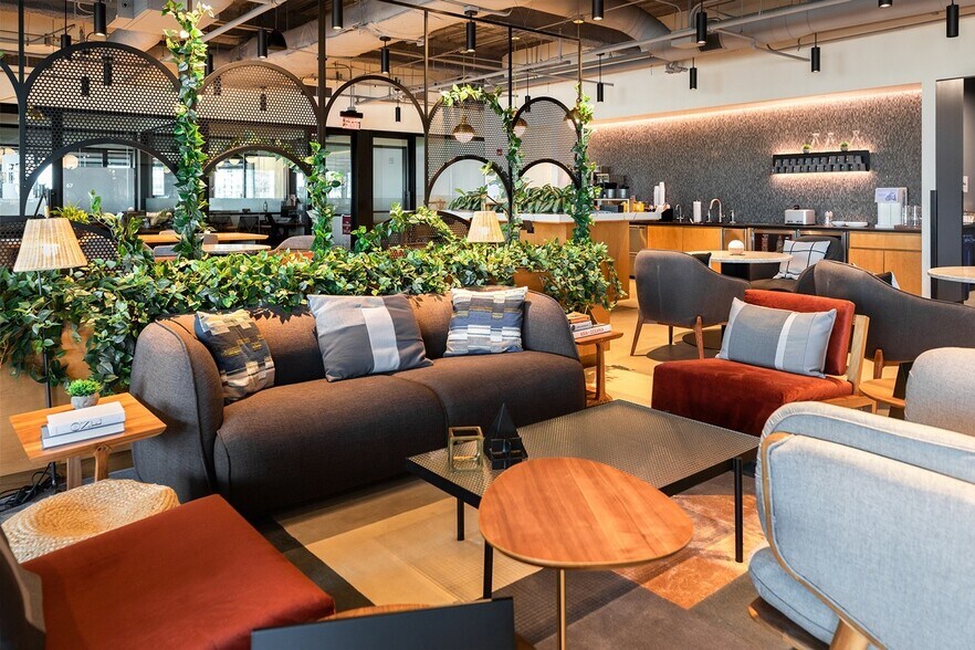 More Photos Of 909 Davis St, Evanston Coworking Space