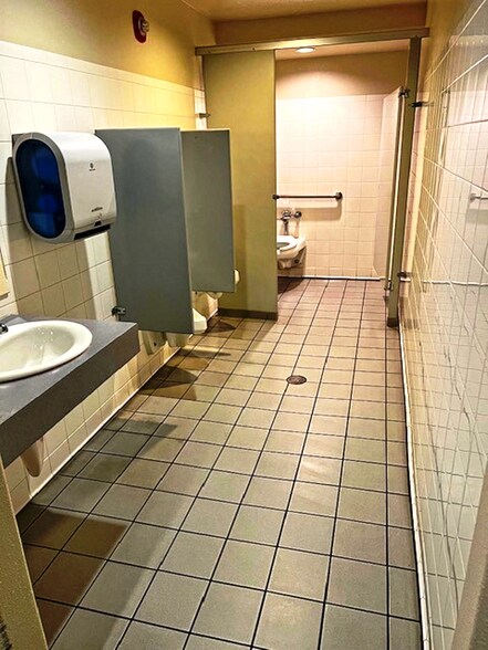 More Photos Of 1311 Adams Ave, La Grande Sports And Entertainment For Sale