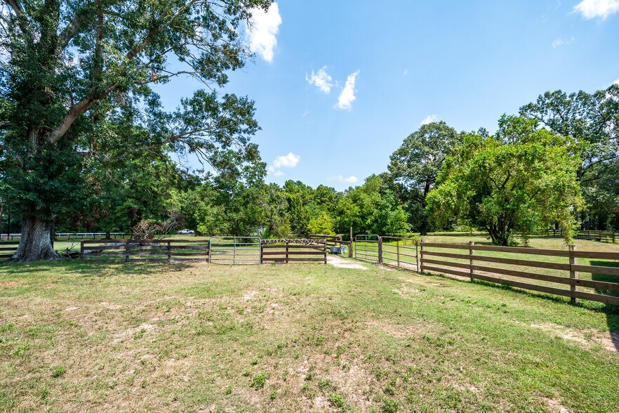 More Photos Of 16410 FM 1485 Rd, Conroe Veterinarian Kennel For Sale