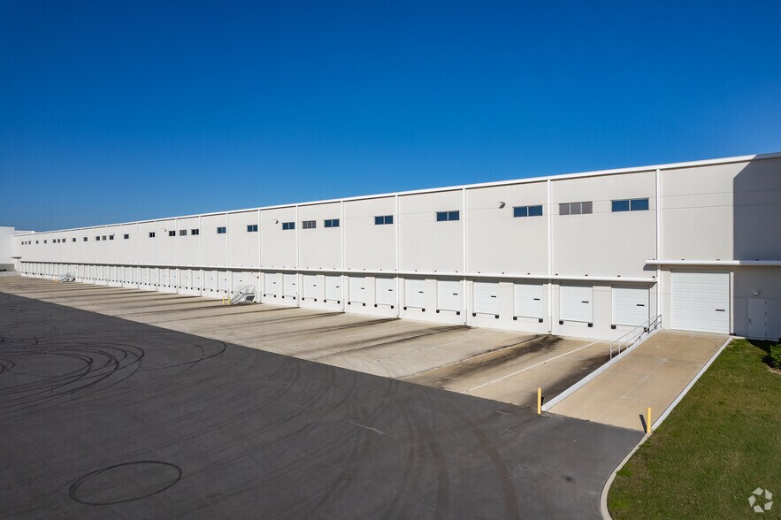 More Photos Of 2796 NW 35th St, Ocala Distribution For Lease