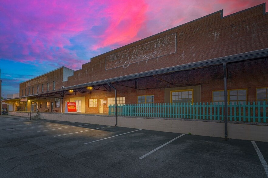 More Photos Of 1214 College St, Clarksville Warehouse For Lease