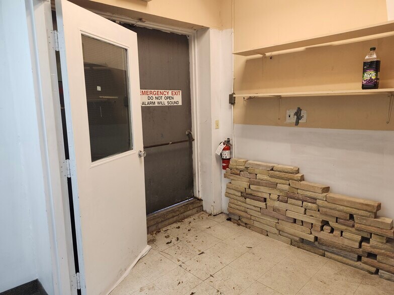 More Photos Of 1443-1449 Main St E, Hamilton General Retail For Lease