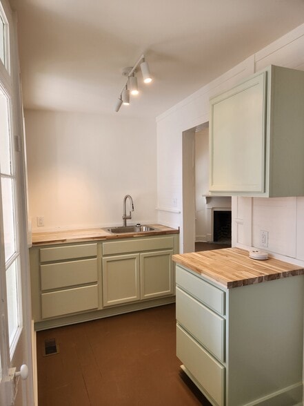 More Photos Of 206-208 W Richardson Ave, Summerville Freestanding For Lease