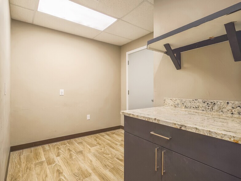 More Photos Of 401 S Ranchwood Blvd, Yukon Flex For Sale