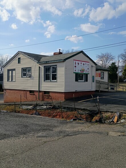 More Photos Of 652 S Broadway St, Forest City Medical For Sale