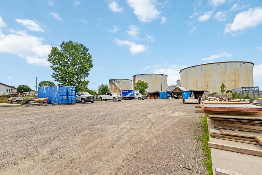 More Photos Of 2081 Piper Ln, London Industrial For Lease