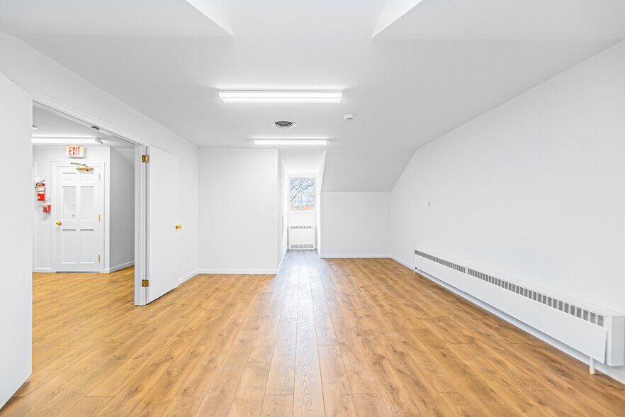 More Photos Of 2100 Oak Tree Rd, Edison Bank For Lease