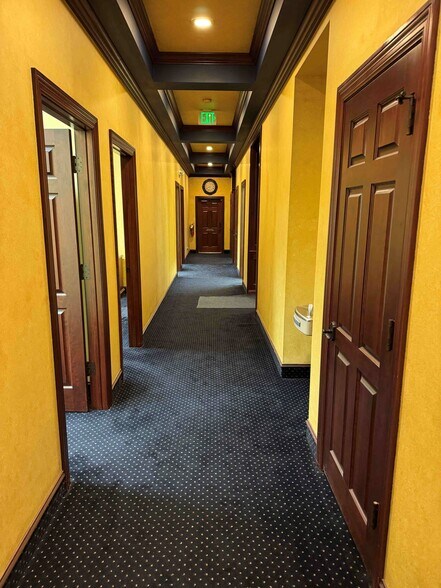 More Photos Of 4125 Glass Rd NE, Cedar Rapids Office For Sale