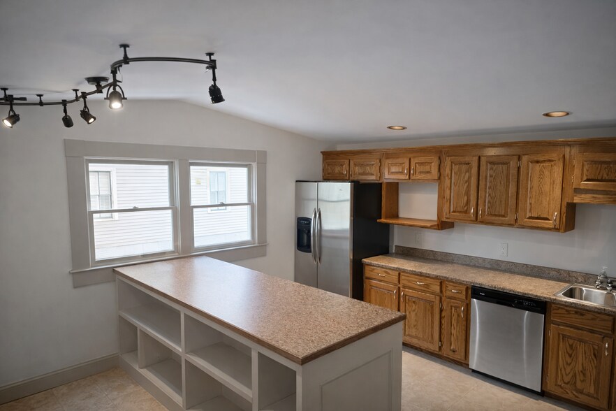 More Photos Of 329 NE Lawrence St, Marietta Medical For Sale