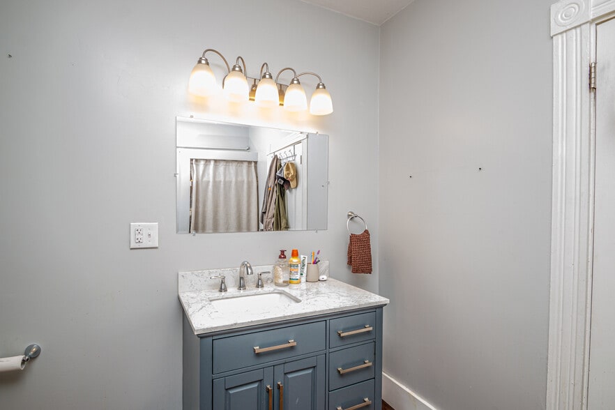 More Photos Of 12 Middle St, Lancaster Flex For Sale