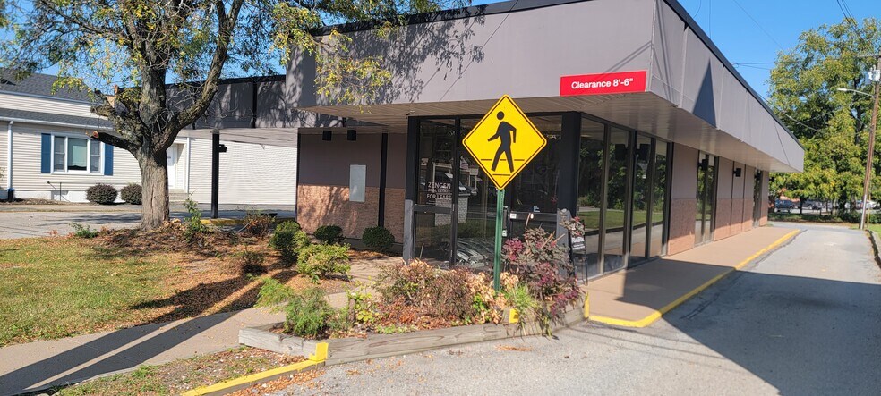 Primary Photo Of 1609 Main St, Pleasant Valley Bank For Lease