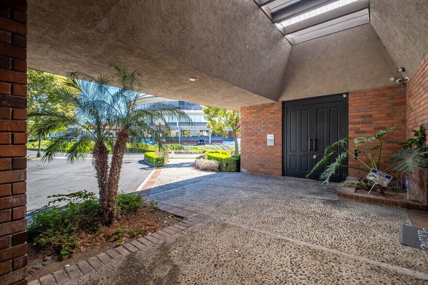 More Photos Of 550 N Golden Circle Dr, Santa Ana Office For Lease