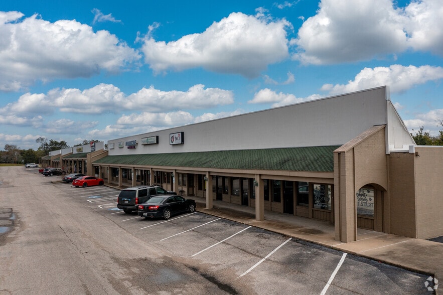 More Photos Of 1100-1116 E Mulberry St, Angleton Unknown For Lease