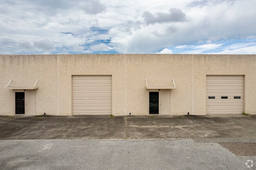 More Photos Of 4922 Bush St, Corpus Christi Warehouse For Lease