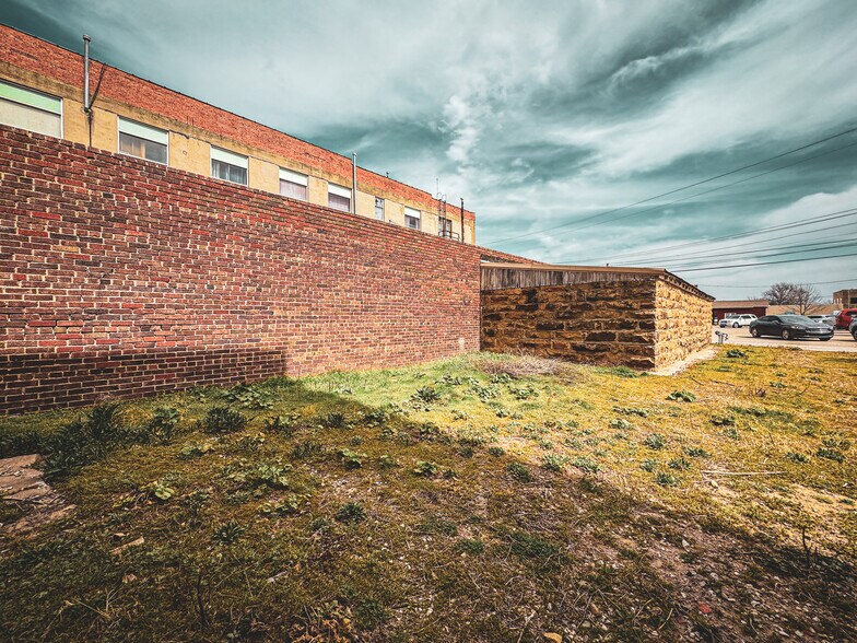 More Photos Of 614 Kihekah Ave, Pawhuska Flex For Sale