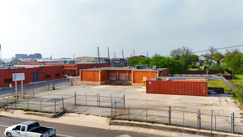 More Photos Of 1403 E Houston St, San Antonio Flex For Lease