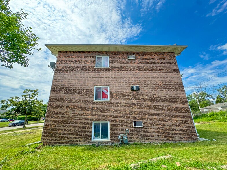 More Photos Of 1150 Surrey Dr, Glen Ellyn Apartments For Sale