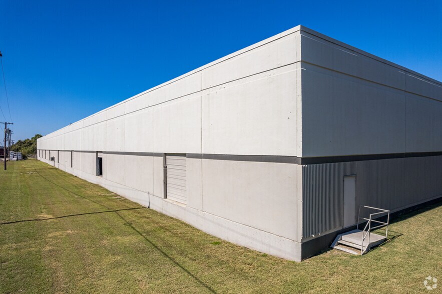 More Photos Of 9804-9850 Chartwell Dr, Dallas Warehouse For Lease