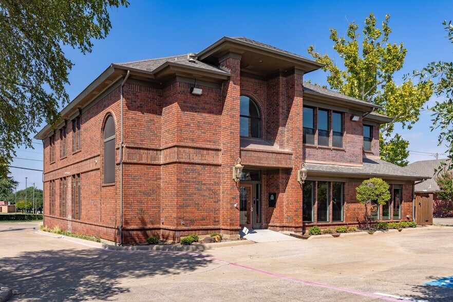 More Photos Of 3010 W Park Row Dr, Pantego Office For Sale