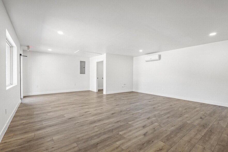 More Photos Of 717 E Liberty St, Pilot Point Storefront Retail Office For Lease