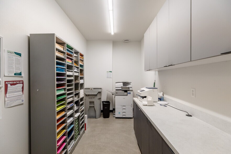 More Photos Of 721-731 SE Yamhill St, Portland Showroom For Lease