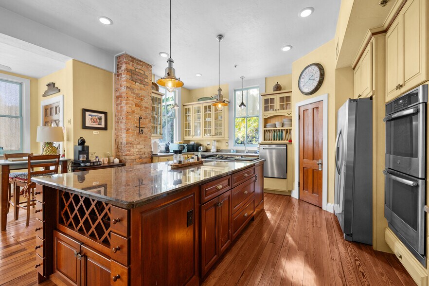 More Photos Of 221 SE 7th St, Gainesville Hospitality For Sale