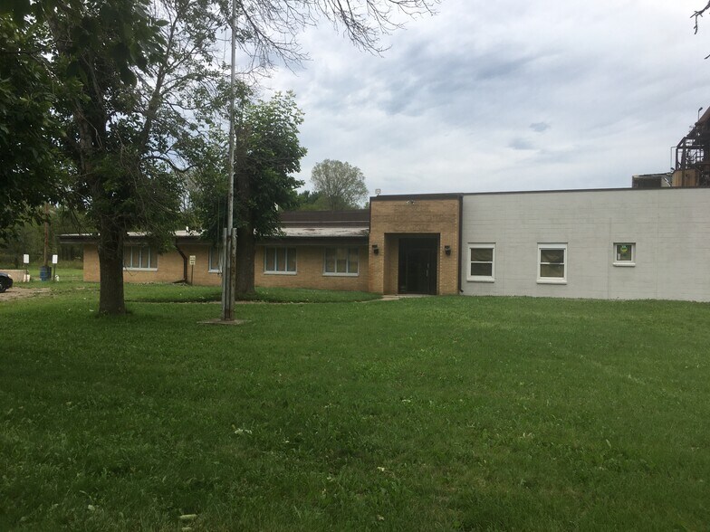 More Photos Of 445 Holton St, Sparta Warehouse For Lease