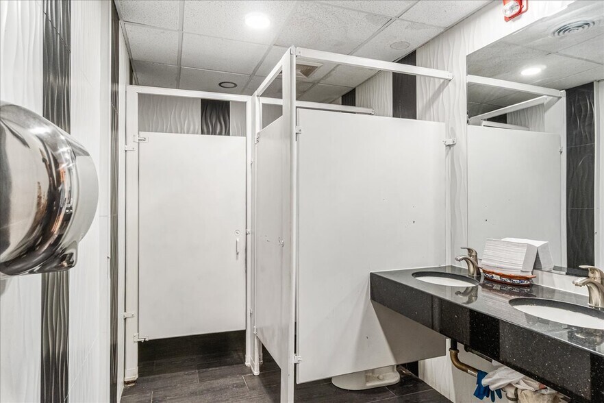 More Photos Of 4 Main St, Kings Park Storefront Retail Residential For Sale