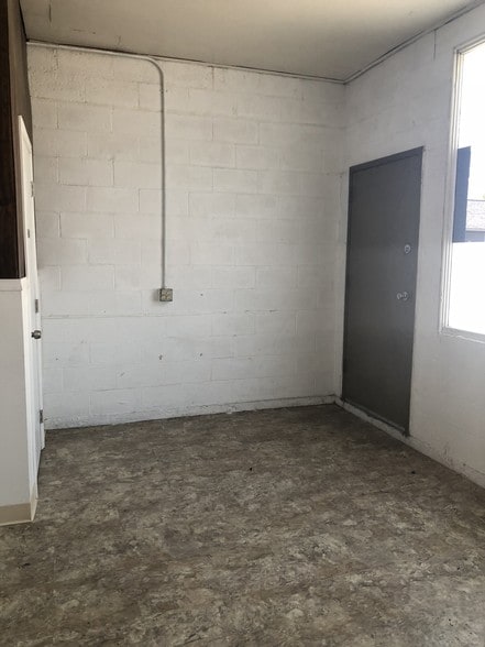 More Photos Of 2060 Warner St NE, Salem Warehouse For Sale