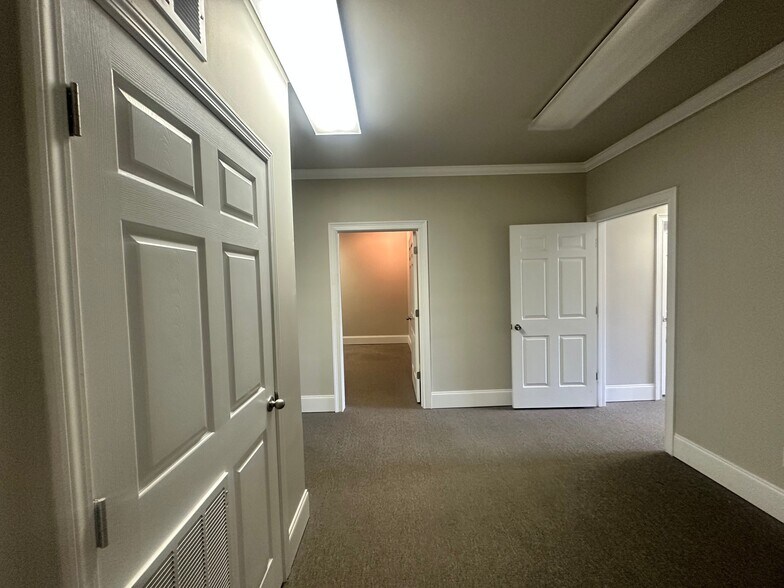 More Photos Of 327 Dahlonega St, Cumming Office For Lease