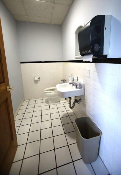 More Photos Of 326 Springside Ave, Pittsfield Office For Sale