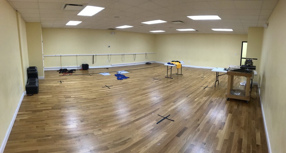 More Photos Of 162 Hillsdale West Dr, Advance Light Distribution For Lease