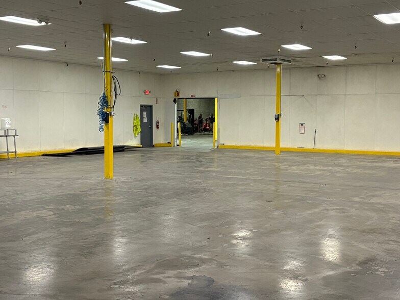 More Photos Of 100 Chamber Plz, Charleroi Supermarket For Lease