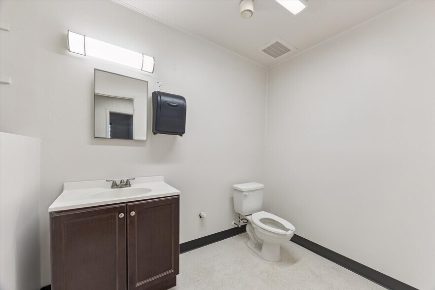 More Photos Of 5423 Jackwood Dr, San Antonio Warehouse For Sale